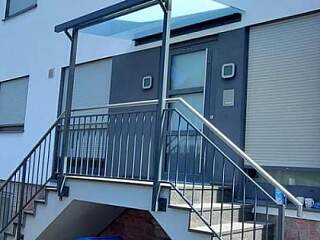 Vordach mit Glas und Treppengeländer | &copy;Schlosserei Schott GmbH