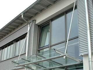 Schaufensterüberdachung | ©Schlosserei Schott GmbH