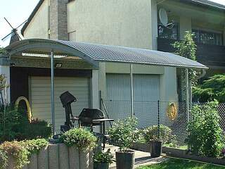 Terrassenüberdachung mit Sinuswelle | &copy;Schlosserei Schott GmbH