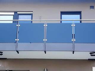 Balkongeländer mit Glasfüllung und Betonblende | &copy;Schlosserei Schott GmbH