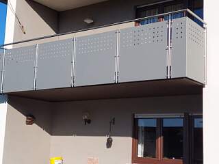 Balkongeländer mit Blechfüllung | &copy;Schlosserei Schott GmbH