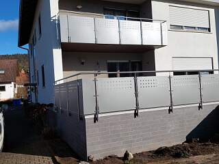 Terrassen- und Balkongeländer mit Blechfüllung | &copy;Schlosserei Schott GmbH