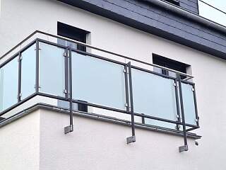 Balkongeländer mit Glasfüllung | &copy;Schlosserei Schott GmbH