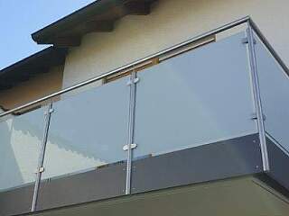 Balkongeländer mit Glasfüllung und Betonblende | &copy;Schlosserei Schott GmbH