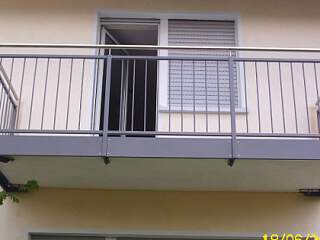 Balkongeländer mit Stabfüllung und Betonblende | &copy;Schlosserei Schott GmbH