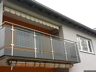 Balkongeländer mit Lochblechfüllung und Betonblende | &copy;Schlosserei Schott GmbH