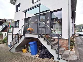 Treppengeländer mit Vordach | &copy;Schlosserei Schott GmbH