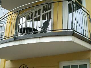 Balkongeländer mit Stabfüllung | &copy;Schlosserei Schott GmbH