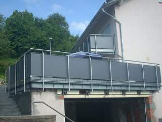 Terrassengeländer mit Blechfüllung | &copy;Schlosserei Schott GmbH
