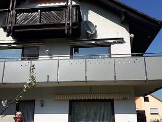 Balkongeländer mit Blechfüllung | &copy;Schlosserei Schott GmbH