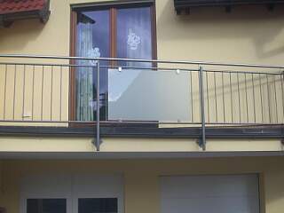 Balkongeländer mit Stabfüllung und Glaseinsatz | &copy;Schlosserei Schott GmbH