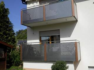 Balkongeländer aus Metall mit Lochblechfüllung | &copy;Schlosserei Schott GmbH