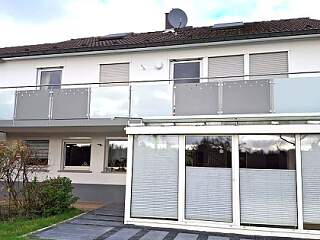 Balkongeländer aus Metall mit Glasfüllung | &copy;Schlosserei Schott GmbH