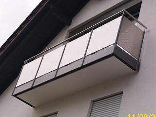 Balkongeländer mit Lochblechfüllung | &copy;Schlosserei Schott GmbH