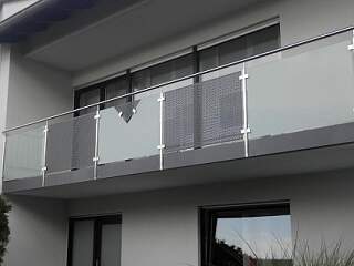 Balkongeländer mit Blech- und Glasfüllung | &copy;Schlosserei Schott GmbH