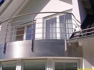 Balkongeländer mit Stabfüllung und Betonblende | &copy;Schlosserei Schott GmbH