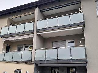 Balkongeländer mit Glasfüllung und Betonblende | &copy;Schlosserei Schott GmbH