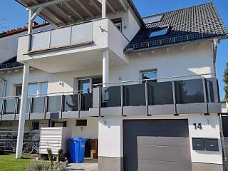 Balkongeländer mit Glasfüllung und Betonblende | &copy;Schlosserei Schott GmbH