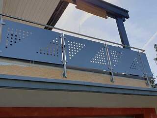 Balkongeländer mit Blechfüllung | &copy;Schlosserei Schott GmbH