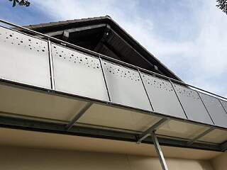 Balkongeländer mit Metallfüllung | &copy;Schlosserei Schott GmbH