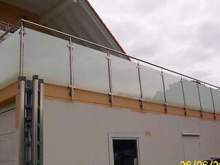 Balkongeländer mit Glaseinsätze | &copy;Schlosserei Schott GmbH