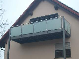 Vorstell-Balkon mit Glasfüllung | &copy;Schlosserei Schott GmbH